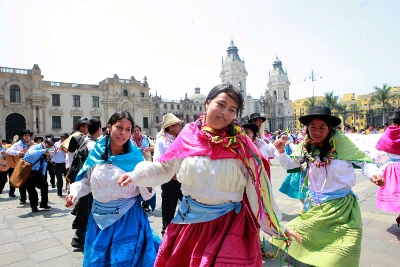 Cientos de danzantes ayacuchanos celebraron carnaval en sede del Ejecutivo