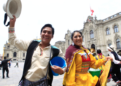 Coloridos danzantes se lucieron en Palacio de Gobierno en lanzamiento de Carnaval Huaracino 2012