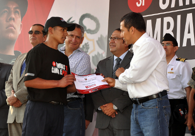 Presidente Ollanta Humala entregó becas a  primeros beneficiarios del programa 
