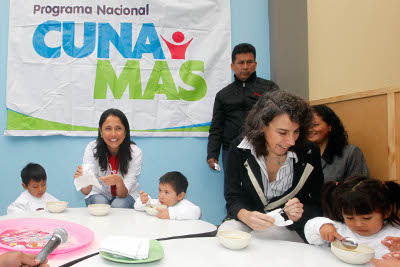 Primera Dama y ministra Trivelli visitaron a niños del centro infantil de atención integral 