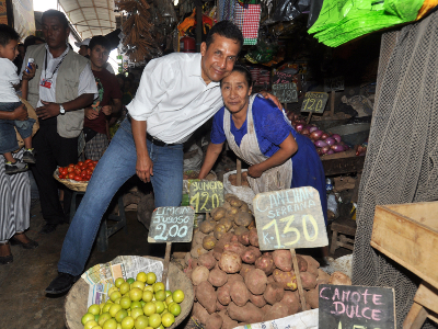  Jefe de Estado saludó a las mujeres por su día   en mercado y calles de Puente Piedra