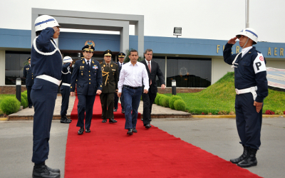 Mandatario partió a Argentina para participar en sesión extraordinaria de UNASUR