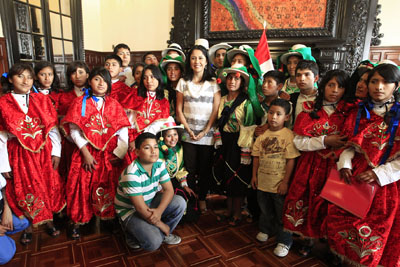 Niños de áncash visitan palacio de gobierno.