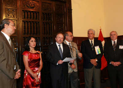 Premier y Primera Dama de la Nación dieron la bienvenida a miembros de la Sociedad Interamericana de Prensa.