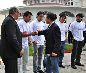 Ollanta Humala saludando a la Selección Peruana de Fútbol